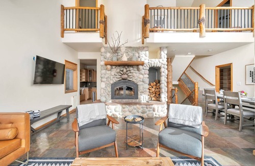 Evergreen Casa | Hide-A-Way in Evergreen. Private Hot Tub Pets Welcome