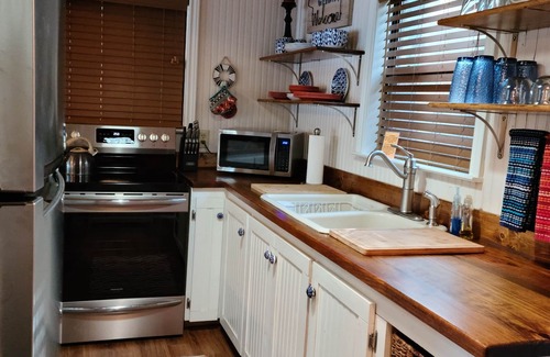 Hawkins Cabina | HIDEAWAY en HAWKINS !! East Texas LAKEFRONT Cabina en los árboles! NUEVA CUBIERTA '19