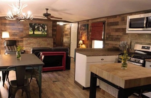 Cat Spring Cabina | Hideaway Cabin secluded & nestled in the live oaks with private outdoor Hot Tub!