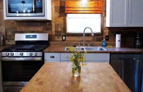 Cat Spring Cabina | Hideaway Cabin secluded & nestled in the live oaks with private outdoor Hot Tub!
