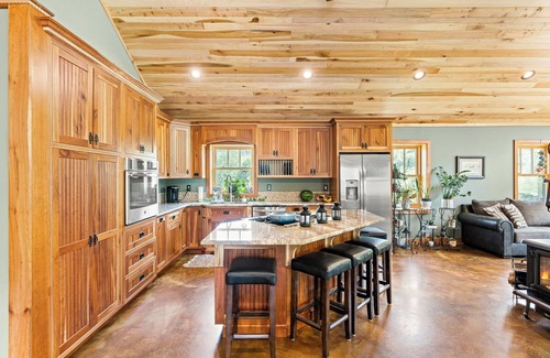 Montoursville Otro | Hideaway Farmhouse Suite on Signal Hill with Hot Tub