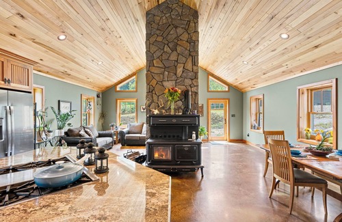 Montoursville Otro | Hideaway Farmhouse Suite on Signal Hill with Hot Tub