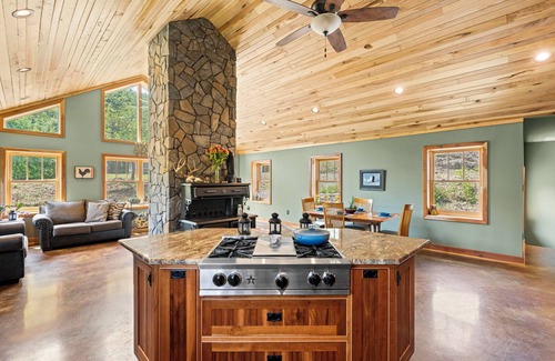 Montoursville Otro | Hideaway Farmhouse Suite on Signal Hill with Hot Tub