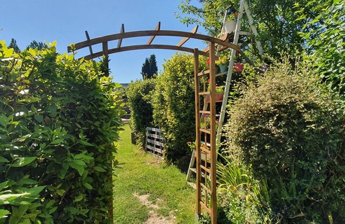 Epargnes Cabaña | Hideaway gite for 2 with private garden and sundeck, close to Atlantic beaches.