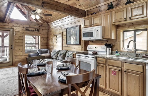 Sevierville Cabina | Hideaway Hangout! Family Retreat! Beautiful views, 3 decks, hot tub, multicade!