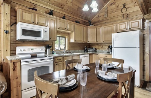 Sevierville Cabina | Hideaway Hangout! Family Retreat! Beautiful views, 3 decks, hot tub, multicade!