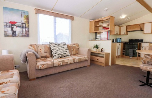 Towyn Cabaña | HIDEAWAY LODGE, pet friendly, country holiday cottage in Abergele