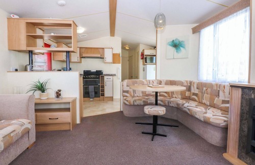 Towyn Cabaña | HIDEAWAY LODGE, pet friendly, country holiday cottage in Abergele