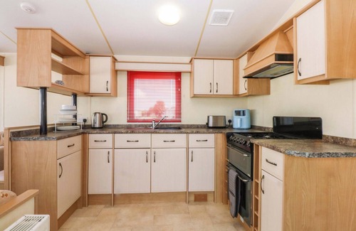 Towyn Cabaña | HIDEAWAY LODGE, pet friendly, country holiday cottage in Abergele