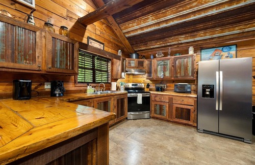 Trenton Casa | Hideaway Lodge | Rustic w/ Hot Tub | Dog Friendly
