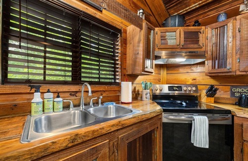 Trenton Casa | Hideaway Lodge | Rustic w/ Hot Tub | Dog Friendly
