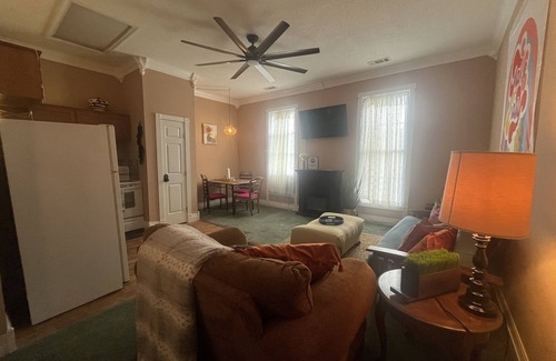 Mammoth Spring Apartamento | Hideaway Loft on Historic Main Street in Beautiful Brick Building.