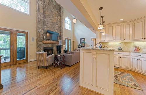 Helen Casa | Hideaway Manor - Luxury Home w/Hot Tub just Minutes Away from Downtown Helen