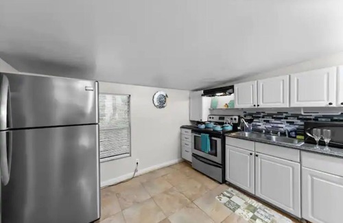 Arlington Casa | Central Guest House, Long-Term, Skylights, Laundry
