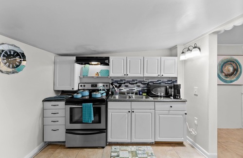 Arlington Casa | Central Guest House, Long-Term, Skylights, Laundry