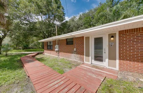 Arlington Casa | Central Guest House, Long-Term, Skylights, Laundry