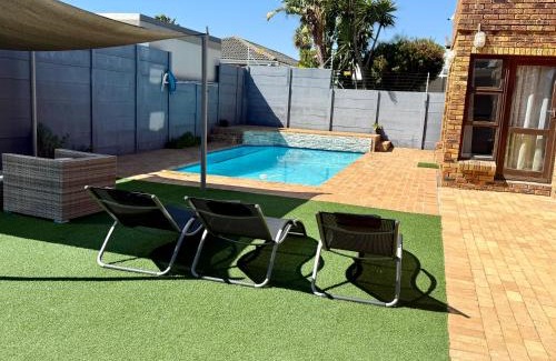 Parklands Casa | Hideaway-Poolside Comfort cottage 5km to the Beach