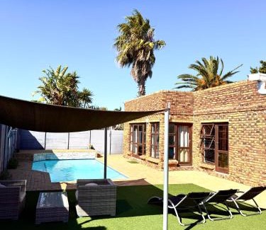 Parklands Casa | Hideaway-Poolside Comfort cottage 5km to the Beach