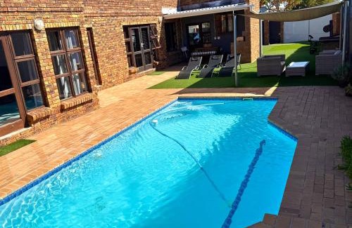 Parklands Casa | Hideaway-Poolside Comfort cottage 5km to the Beach