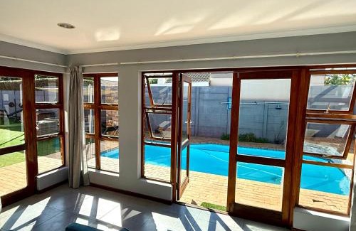 Parklands Casa | Hideaway-Poolside Comfort cottage 5km to the Beach