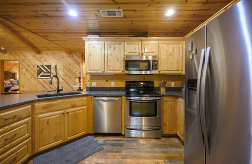 Broken Bow Cabina | Hideaway ~ riverfront with pool, game room, hot tub and kayaks that sleeps 10