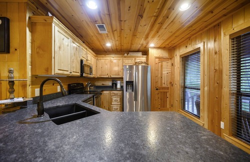 Broken Bow Cabina | Hideaway ~ riverfront with pool, game room, hot tub and kayaks that sleeps 10