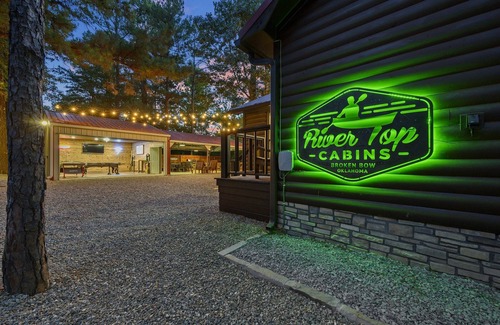 Broken Bow Cabina | Hideaway ~ riverfront with pool, game room, hot tub and kayaks that sleeps 10