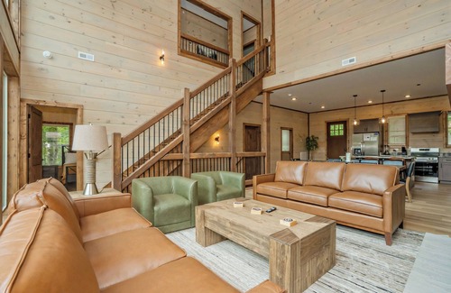 Sevierville Cabina | Hideaway@ThePreserve: Pool*Views*HotTub*Wifi*Theater*GameRoom*S/Secluded