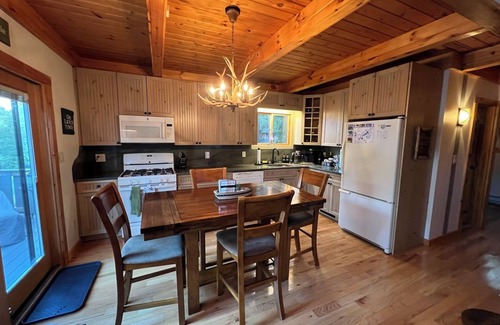 Lake Ariel Cabina | Hideout,2 King Beds,3 bunk beds,Linens,walk to Ski Hill, Beach and Pool! Creek!