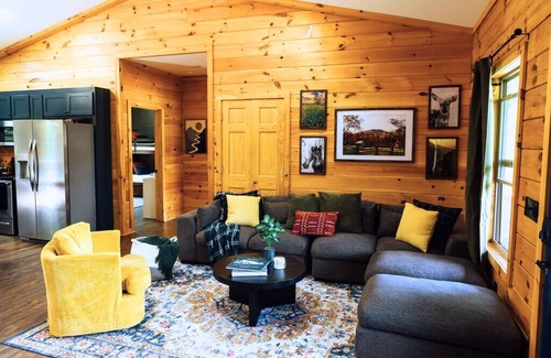 Dahlonega Cabina | Epic Cabin Vibes! Game Room, Hot Tub, Dog friendly, Firepit, near Wineries!