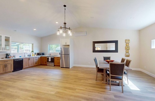 Hochatown Cabina | "Hideout" New 1 Bedroom on 8 Acres. Hot Tub & More!