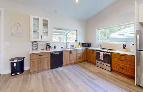 Hochatown Cabina | "Hideout" New 1 Bedroom on 8 Acres. Hot Tub & More!