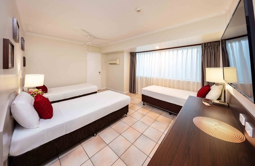 Cairns Central Business District Hotel | Hides Hotel Cairns