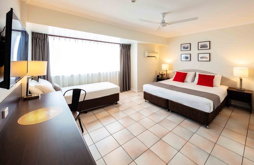 Cairns Central Business District Hotel | Hides Hotel Cairns