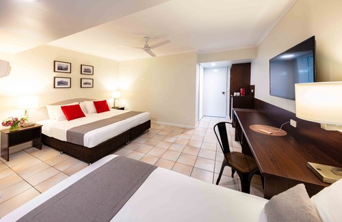 Cairns Central Business District Hotel | Hides Hotel Cairns