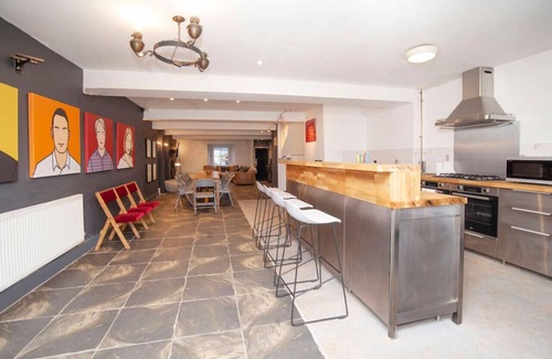Butetown Casa | higgihaus 5 Sleeps 14-16 Hens Stags Big