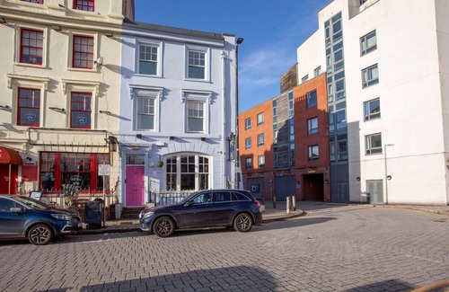Butetown Casa | higgihaus 5 Sleeps 14-16 Hens Stags Big