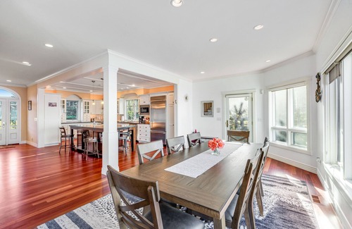 Oak Harbor Casa | High bank waterfront villa with fireplace, sunset view & fast WiFi -dog-friendly