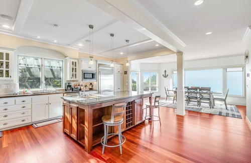 Oak Harbor Casa | High bank waterfront villa with fireplace, sunset view & fast WiFi -dog-friendly