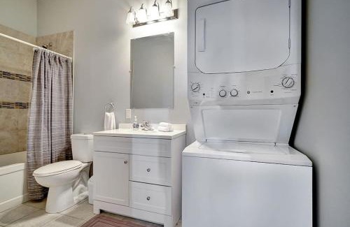 Sunnyside Casa | High-end condo downtown Kingston near RMC Queens