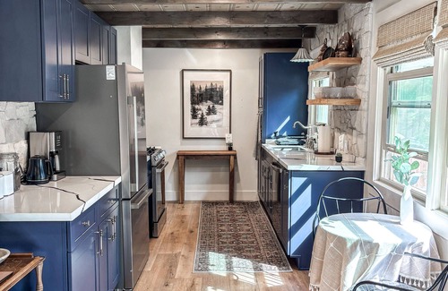 Carnelian Woods Casa | High End Design Lakeview Cabin Walk to Beaches + Restaurants