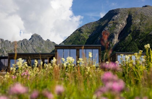Vagan Casa | High-End Lodge in Lyngvar Resort, jacuzzi & sauna