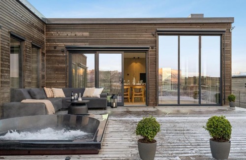 Vagan Casa | High-End Lodge in Lyngvar Resort, jacuzzi & sauna
