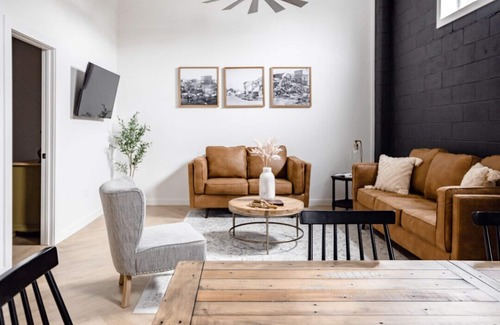 Mountain Home Apartamento | High-end luxurious loft within walking distance to downtown!
