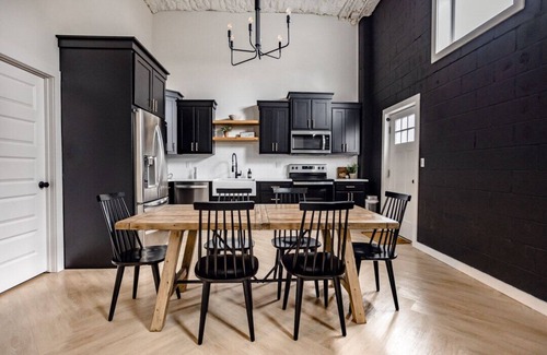 Mountain Home Apartamento | High-end luxurious loft within walking distance to downtown!
