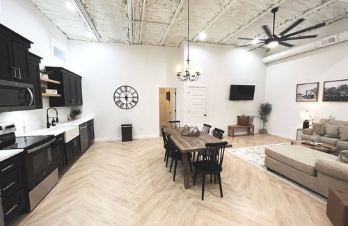 Mountain Home Apartamento | High-end luxurious loft within walking distance to downtown!