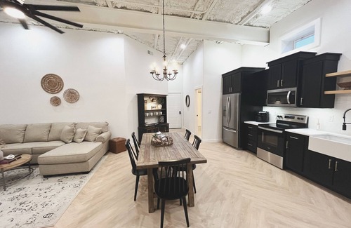 Mountain Home Apartamento | High-end luxurious loft within walking distance to downtown!
