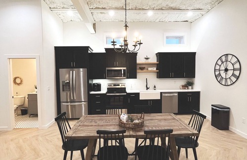 Mountain Home Apartamento | High-end luxurious loft within walking distance to downtown!