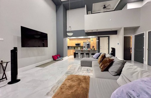 Enterprise Condominio | High End Luxury WFH Loft