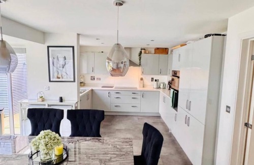 Ebbsfleet Valley Casa | Amplia casa de 4 dormitorios de alta gama - Estacionamiento gratuito